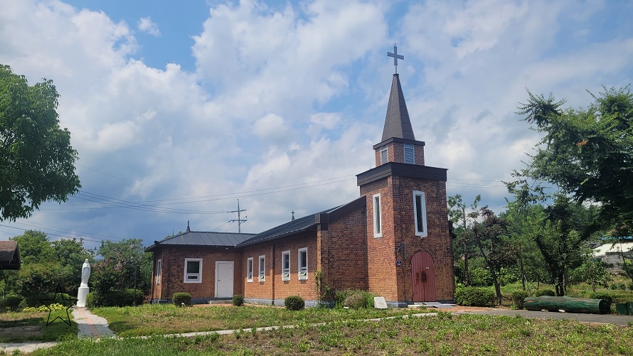 행정공소 성당 건물과 성모동산 성모상 사진