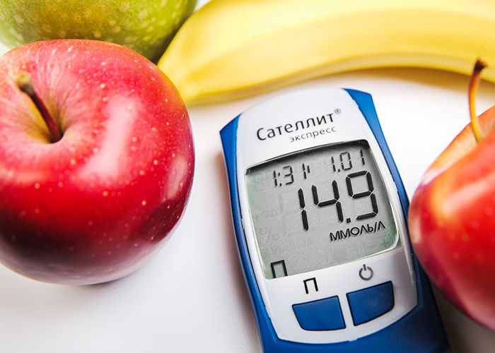 당측정기와 사과 바나나가 있는 이미지