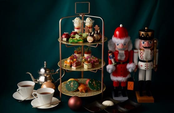 호두까기 인형 옆으로 디저트들이 놓여져 있다.