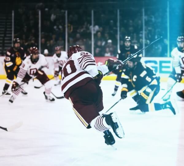 아이스하키-경기하는-선수들