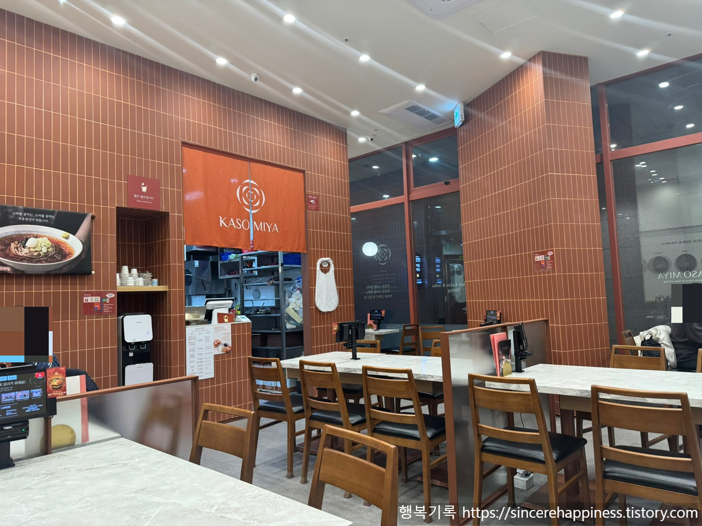 혼밥하기 편안하고 쾌적한 붉은 벽돌 인테리어의 카소미야 매장 내부