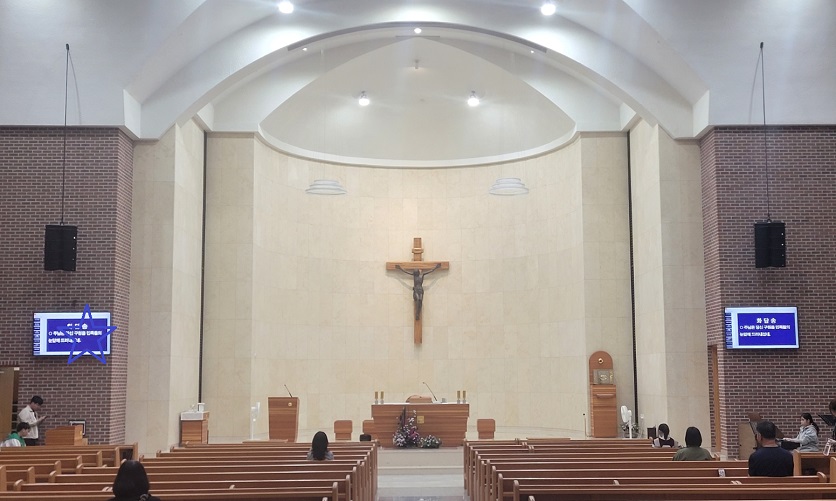 용인 동백성요셉성당 성전 안 십자고상, 제대, 제단, 감실 사진