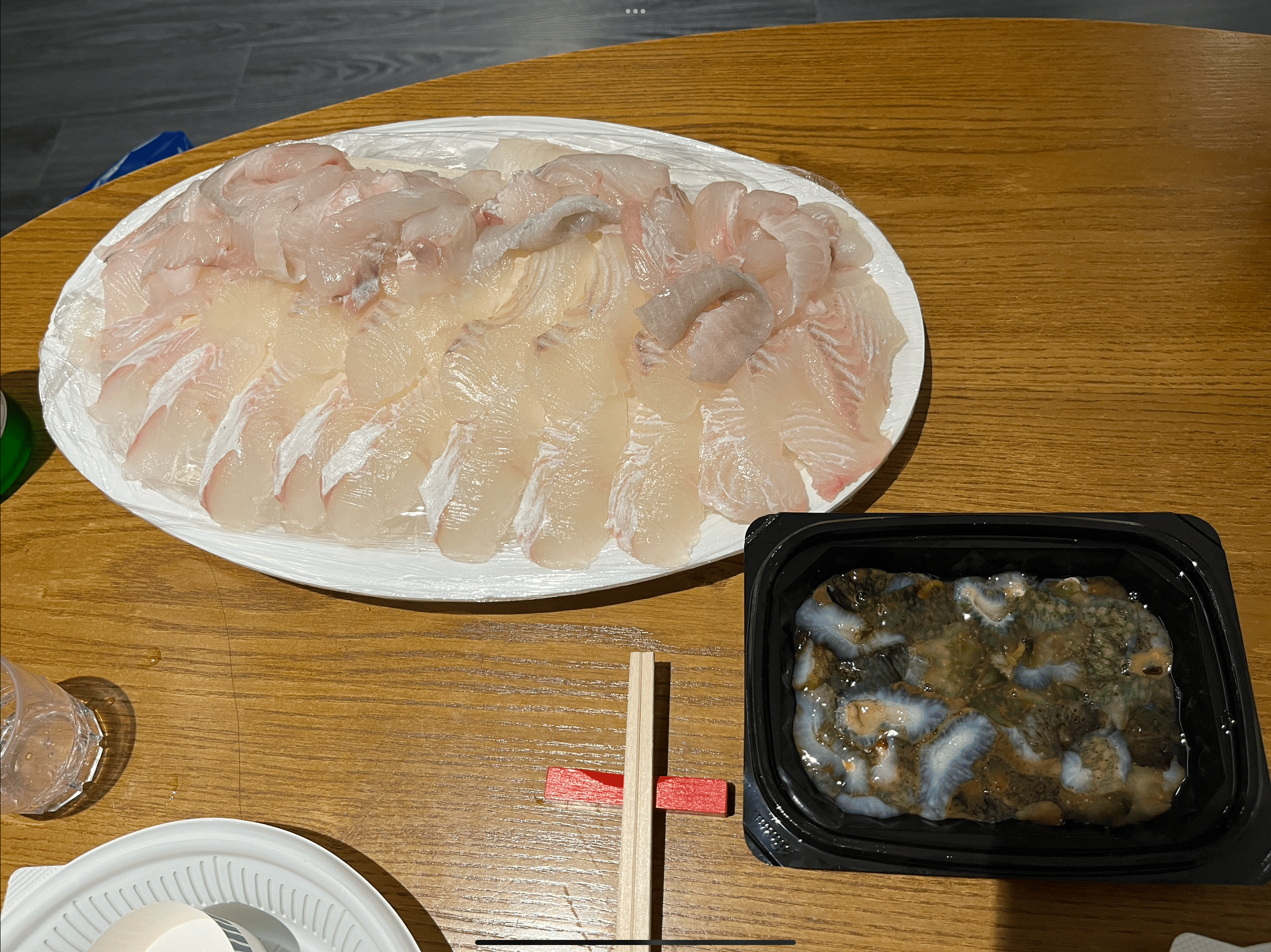 수산시장에서 산 광어와 해삼