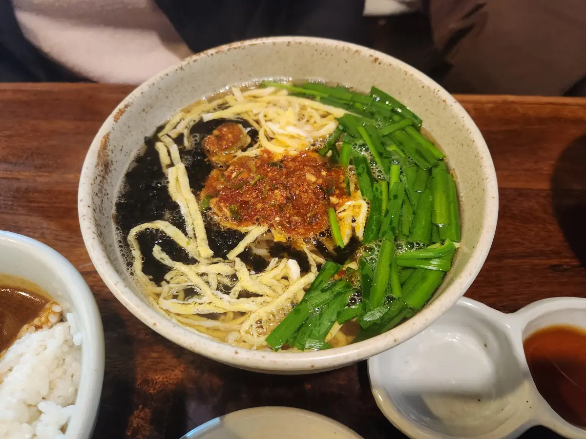 서울-종로-서촌-경복궁역-맛집-덕이나루-덕이국수-양념장이-첨가된-국수