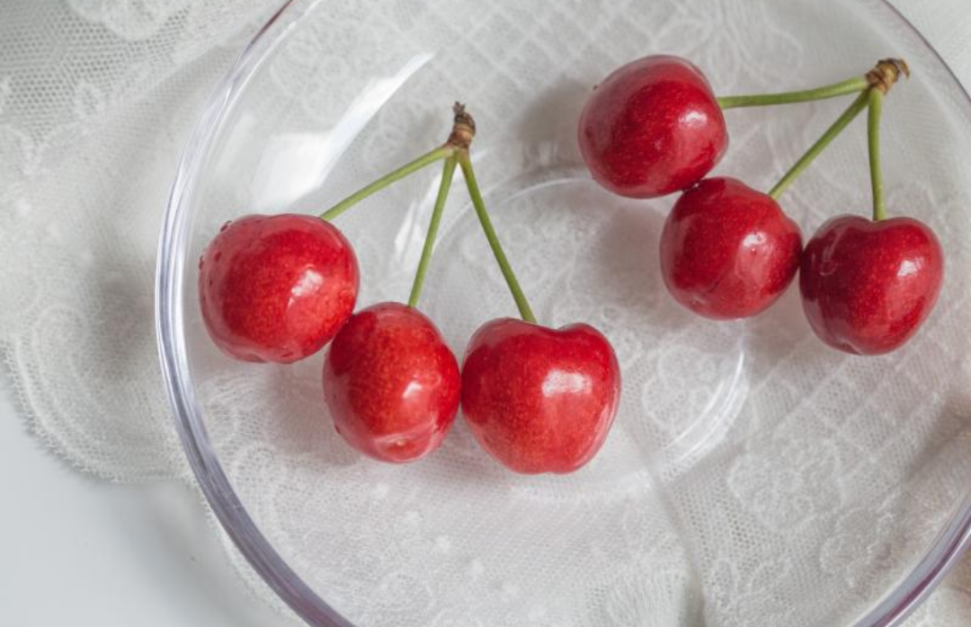 체리가 접시에 놓여있다.