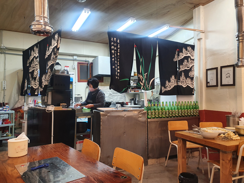 촬댄-양꼬치-실내