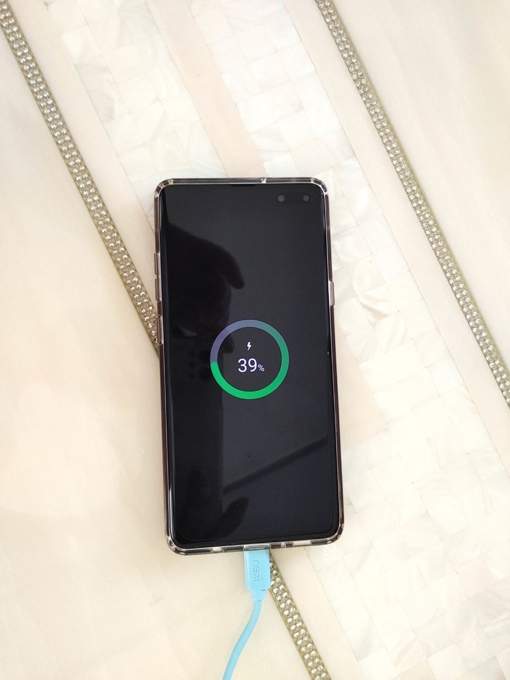 일반 충전중인 스마트폰