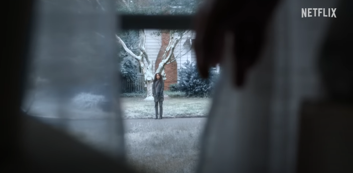 멀리서제이컵의집을바라보고있는레이첼