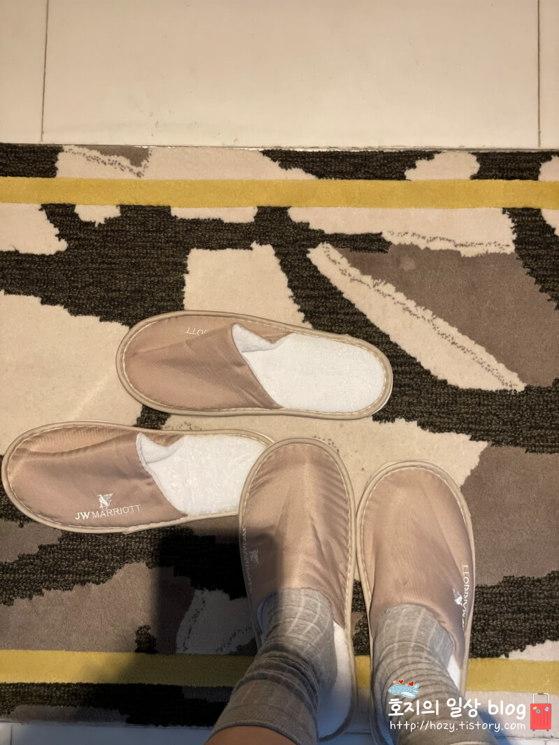 JW메리어트 싱가포르 디럭스 스위트룸 옷장 슬리퍼