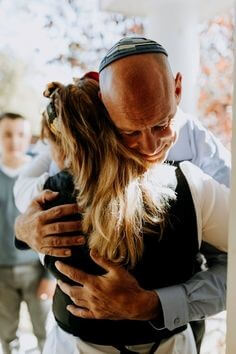 성당에서-신부님이-안아주는-사진