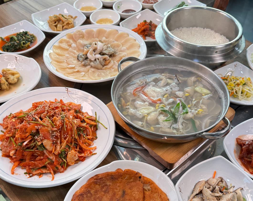 한상 가득 차려진 6시내고향 장흥 키조개요리