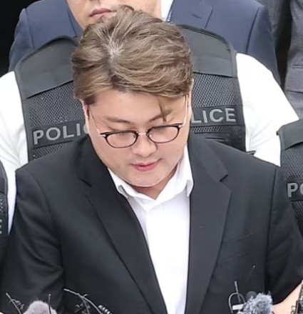 가수 김호중 목발짚고 등장 충격적인 검찰 구형