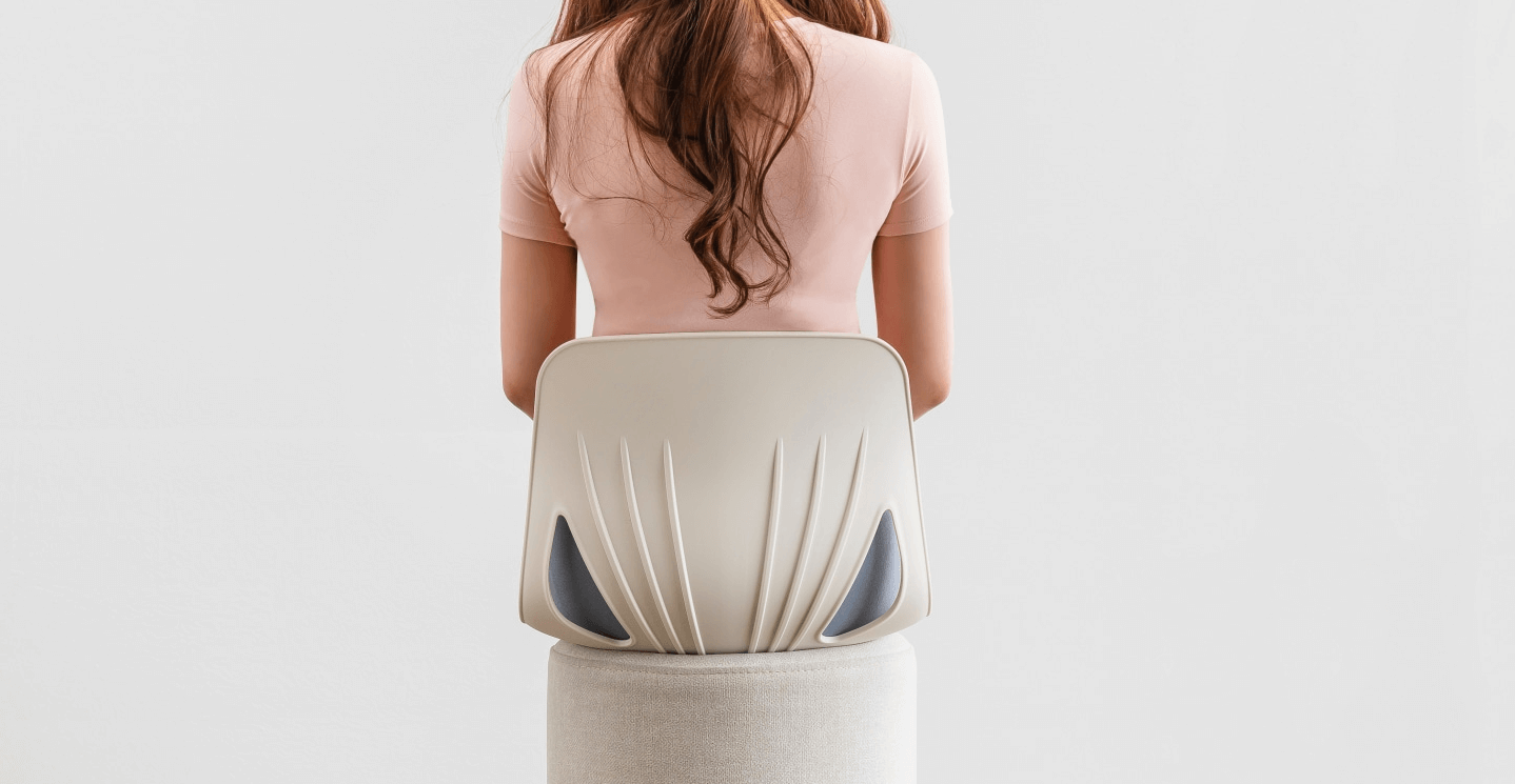 여자가-자세교정의자에-앉아있는-모습