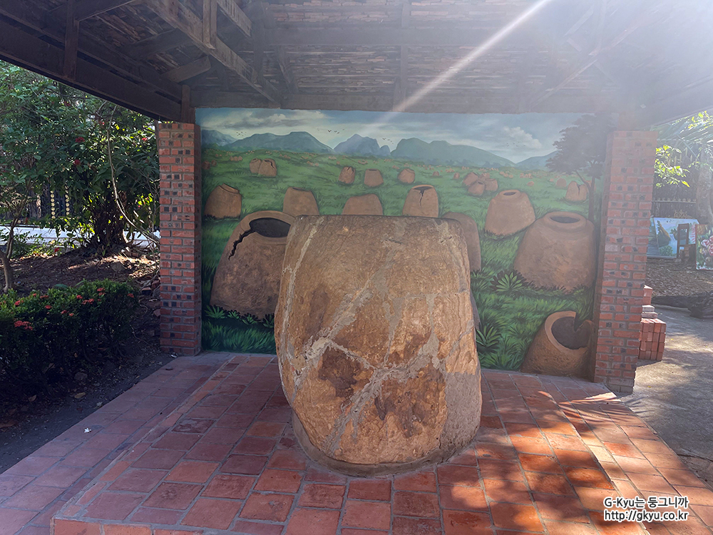 라오스 폰사반 돌항아리