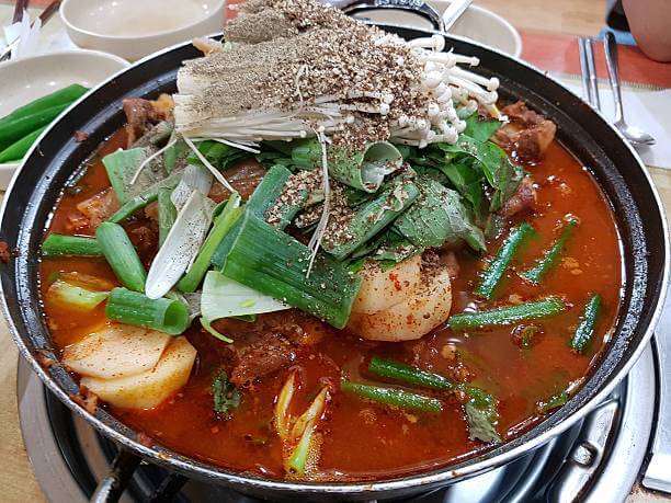 감자탕 &amp; 쌩쏘(Cinsault) 와인 페어링｜진한 국물과 산뜻한 레드의 의외의 조화