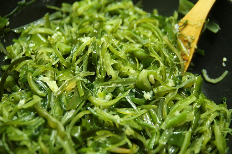 미역줄기볶음에 다진 마늘 넣은 모습