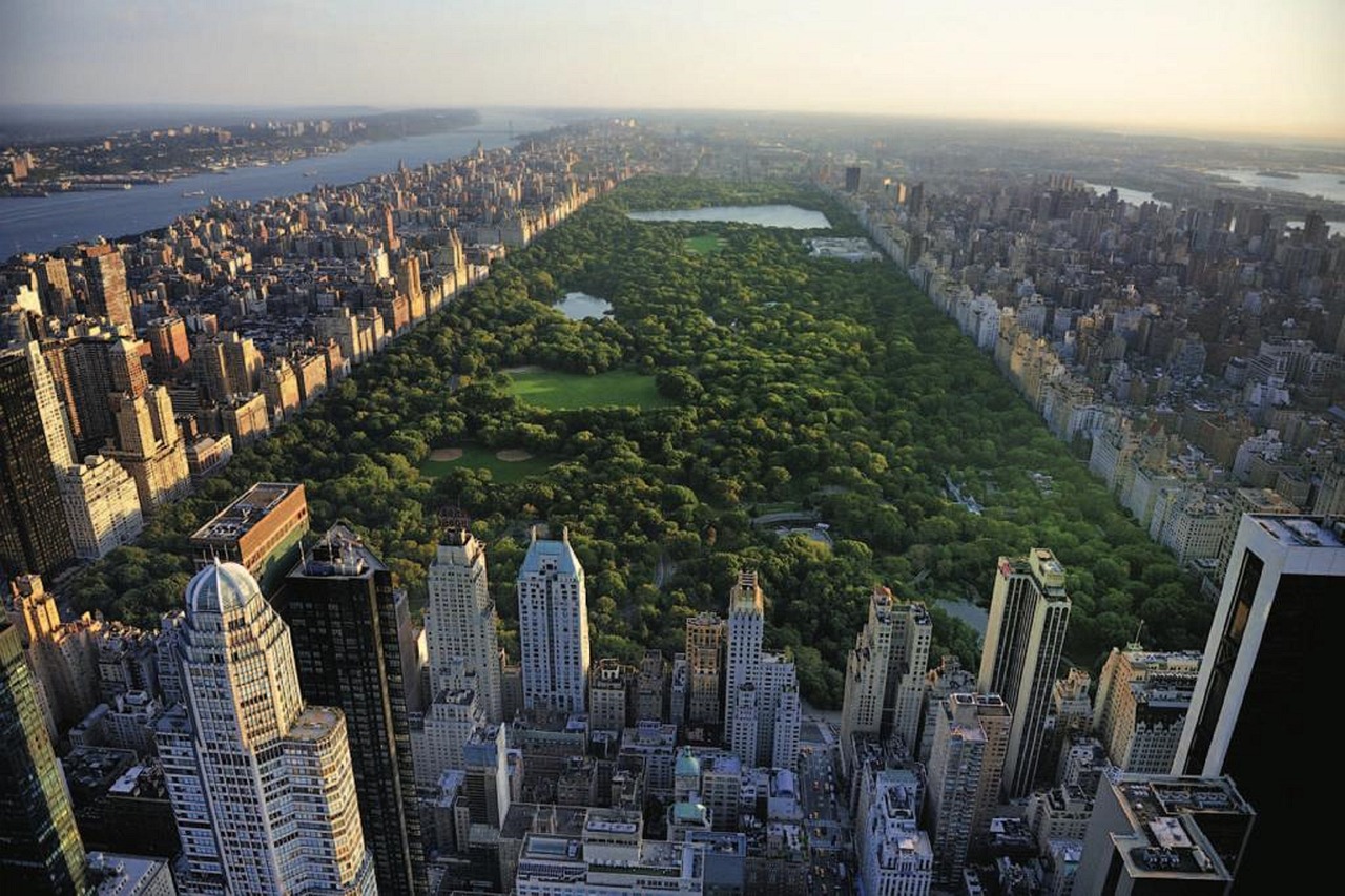 맨해튼 호텔들이 있는 센트럴파크 전면 사진과 건물들