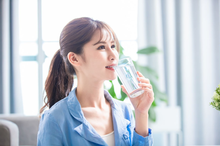 하루 물 2L 권장량의 근거는?