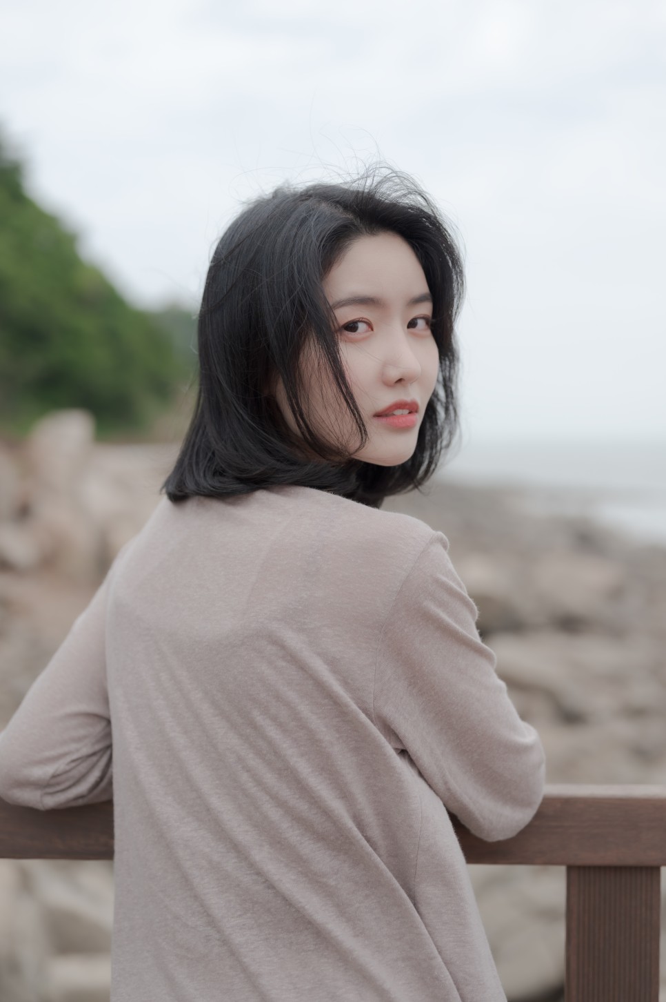 적절한 양의 헤드룸을 둔 사진