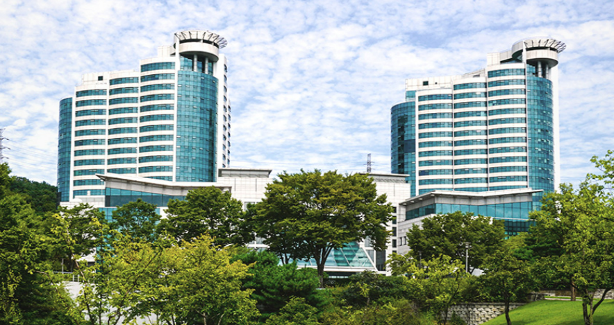 높은 빌딩 두개와 공원