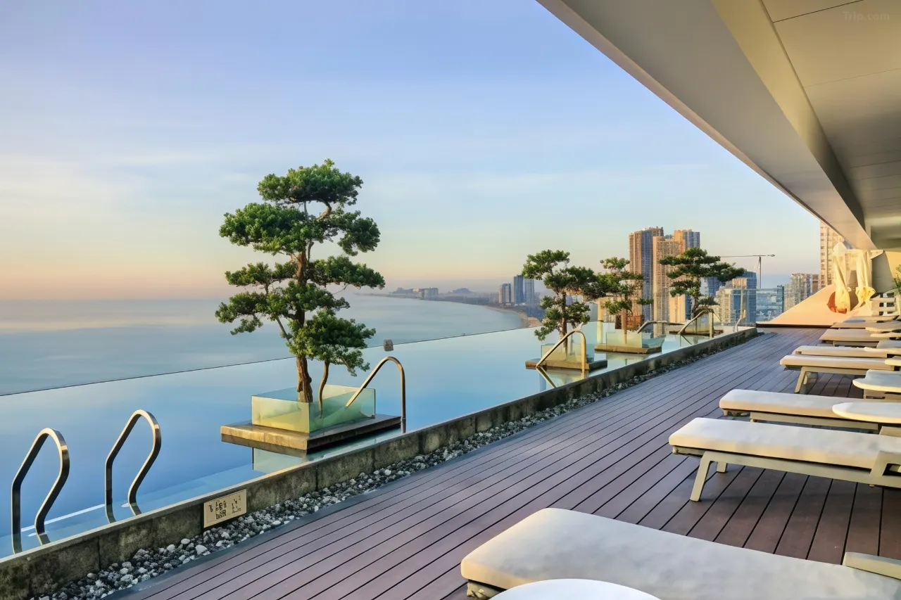 힐튼가든인다낭_야외수영장