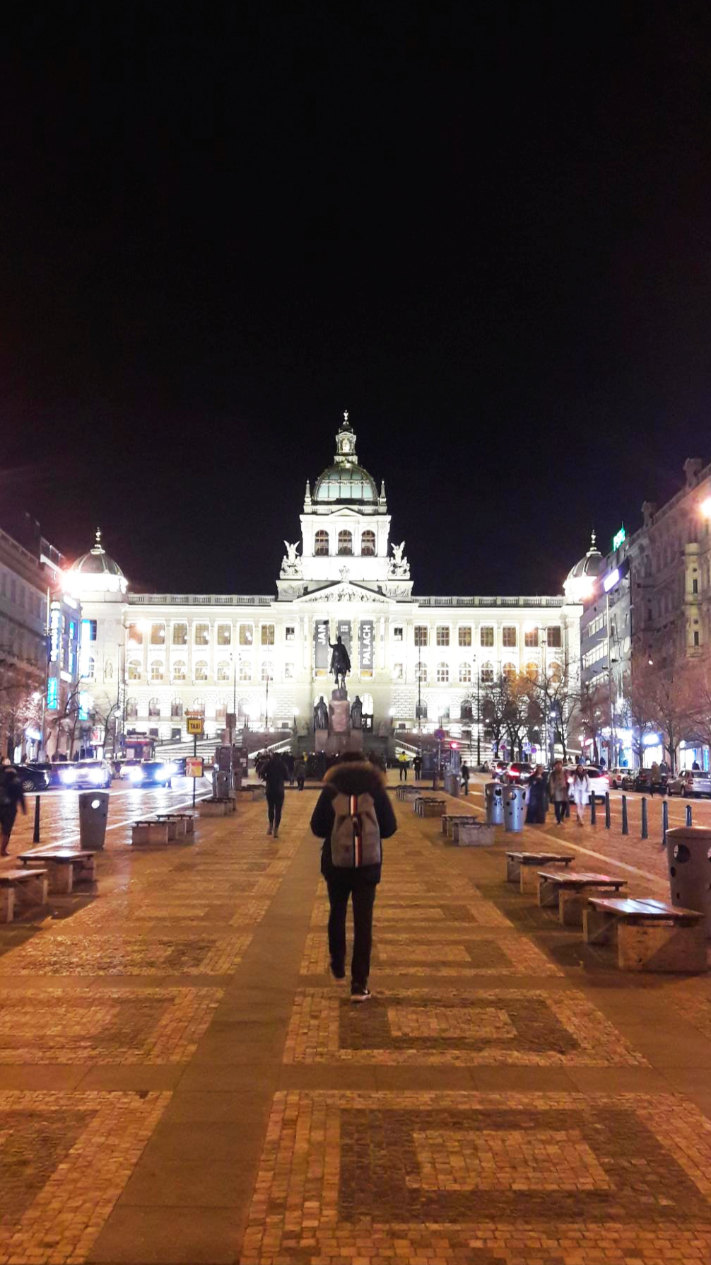 광장에서 본 프라하 국립박물관