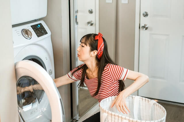 드럼 세탁기 빨래 중