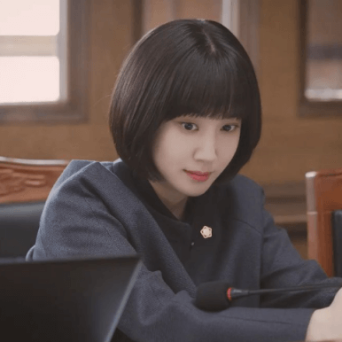 우영우에서 컴퓨터를 바라보는 박은빈