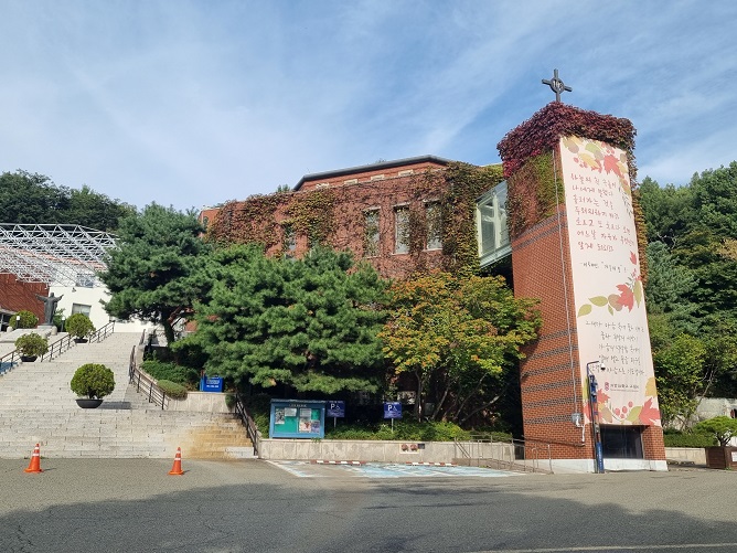 사진에 보이는 것이 이냐시오관이고, 1층에 성 이냐시오 성당이 있습니다.