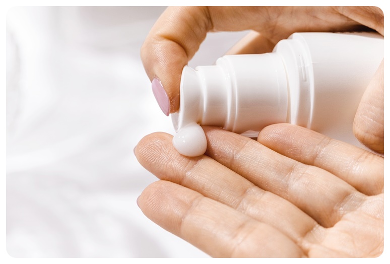 자외선 차단제 소량 짜는 모습