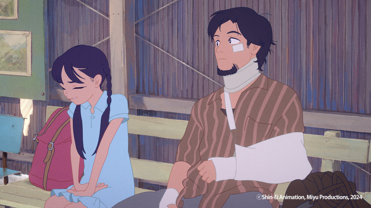 아빠와 기차역에 나란히 앉아있는 카린