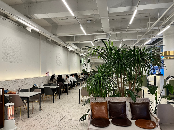 넓은 매장의 모습