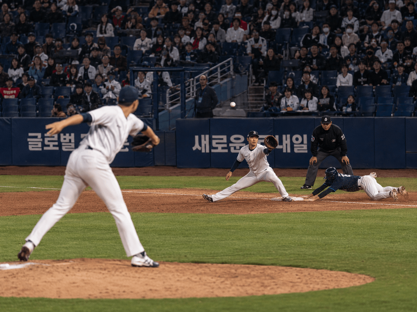 야구 투수 견제구 장면