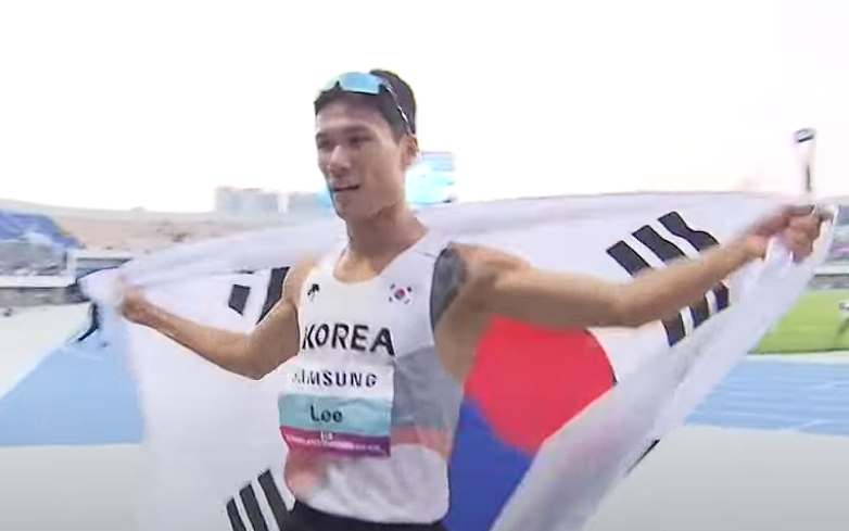 태극기를 들고 있는 이재웅 선수