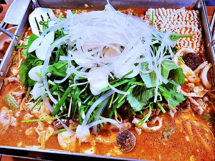 생방송오늘저녁 수원 남문 지동시장 순대타운 33년 전통 전골처럼 국물이 자작한 쫀득하고 매콤 곱창 볶음 순대곱창볶음 맛집 추천