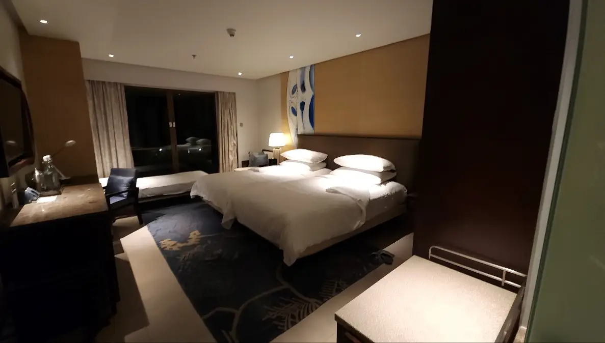 객실내부-투윈베드가-중앙에-배치되있고-창문옆에-싱글-침대가-배치되있음