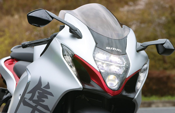 오토바이 하야부사의 정면 확대사진