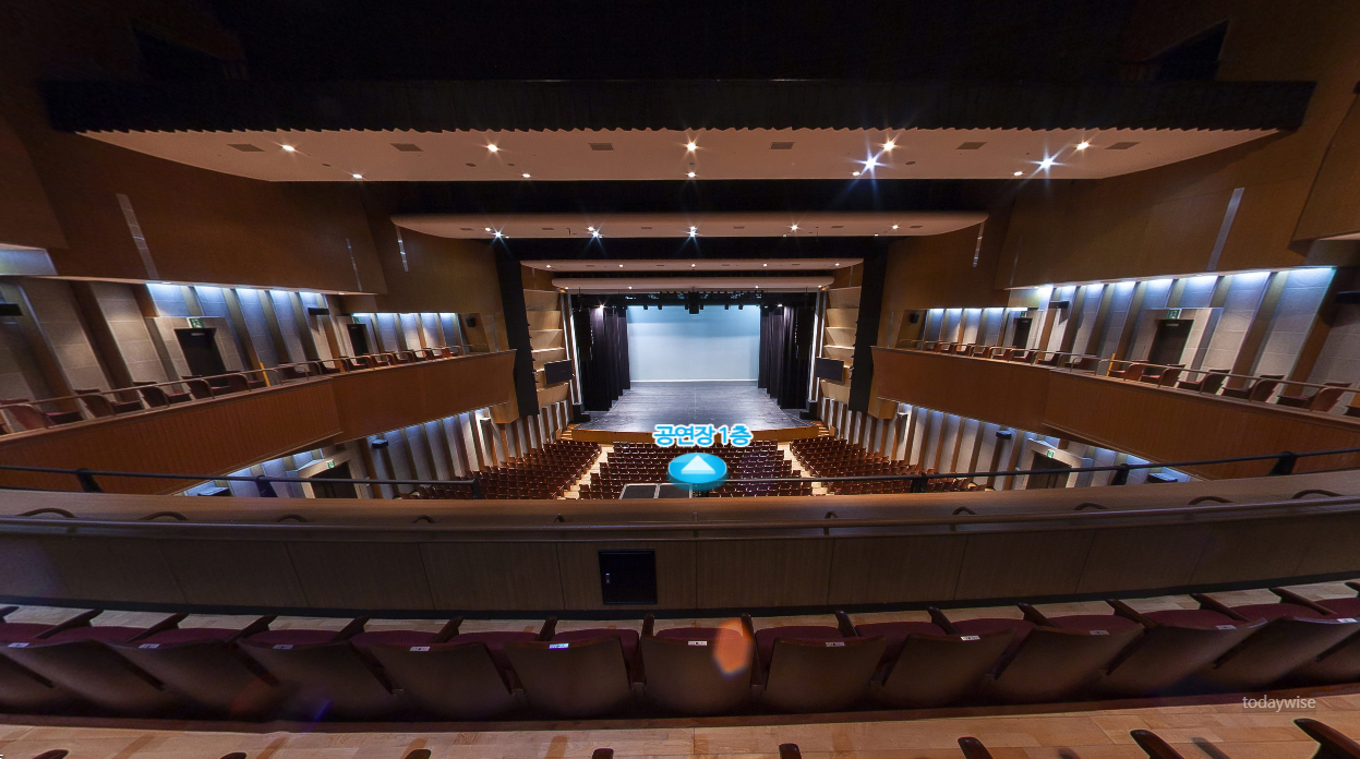 용인포은아트홀 2층 E블록 앞열에서 바라 본 무대 전경
