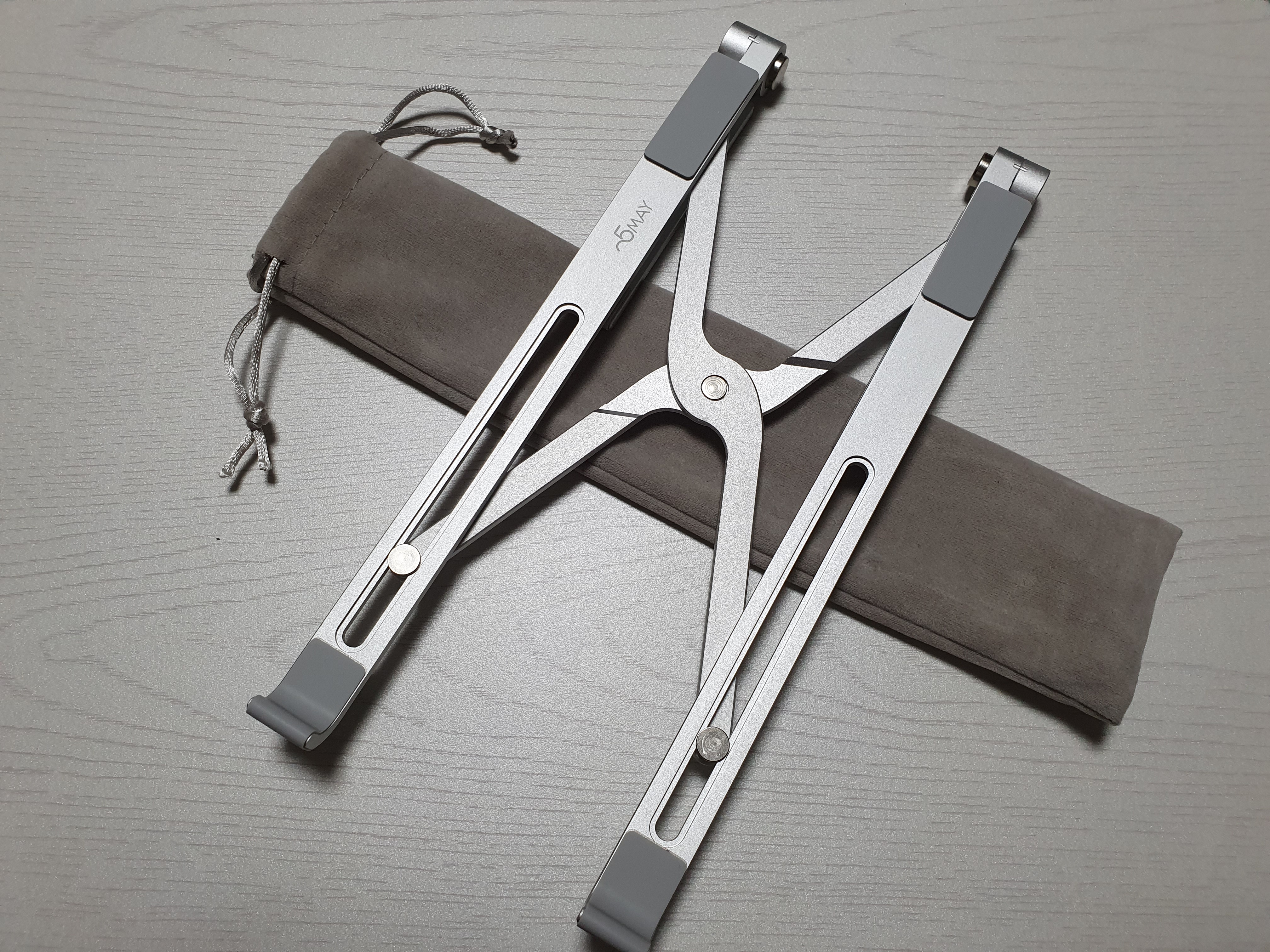 노트북 거치대 펼친 모습