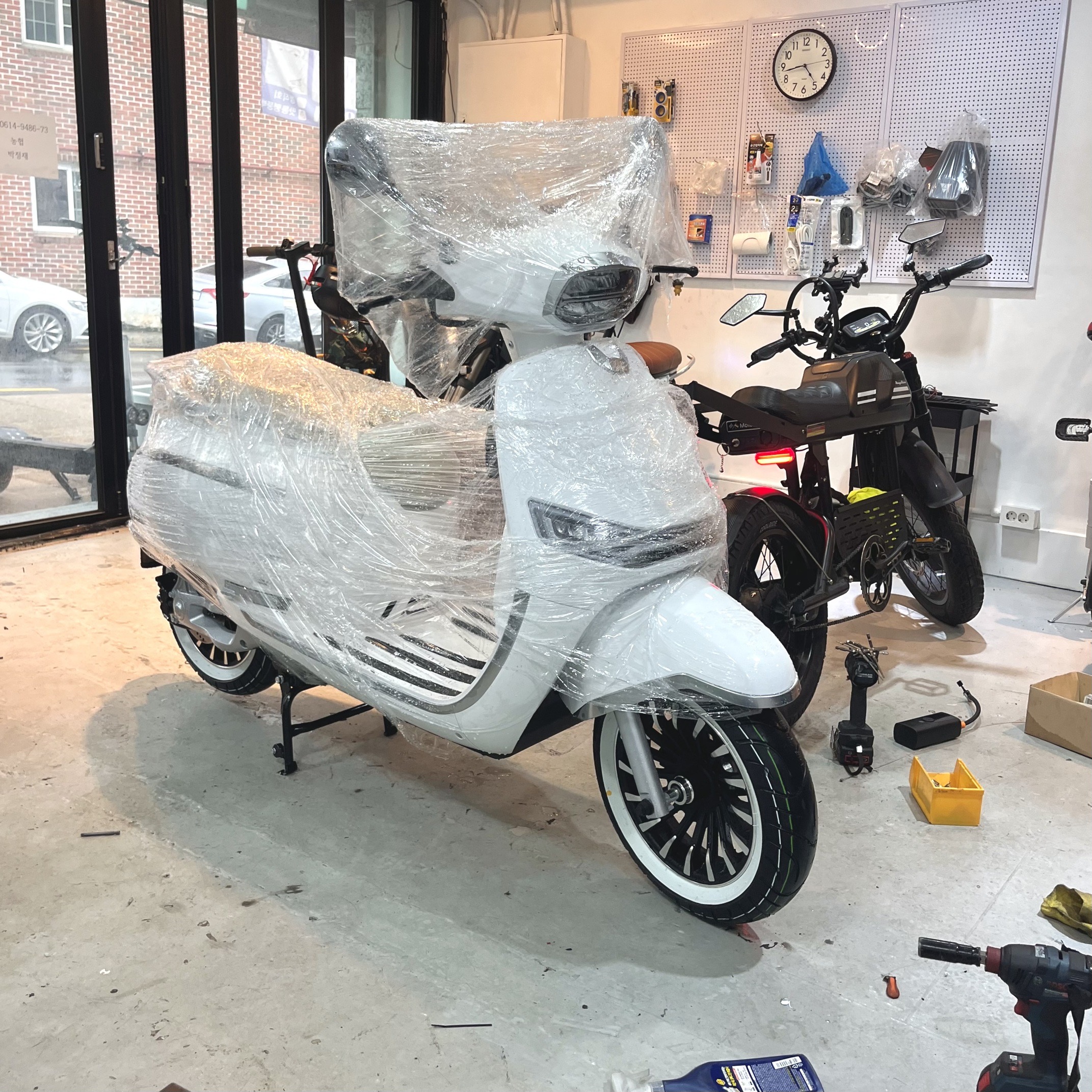 비닐 포장 제거 전