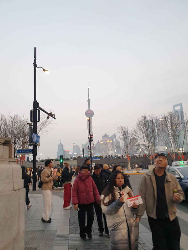 아직 어두워지기 전부터 많은 사람들이 와이탄을 찾고 있다.