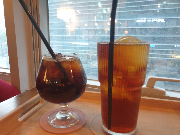 왼쪽은 둥근 모양의 잔 오른쪽은 긴 잔에 담긴 커피