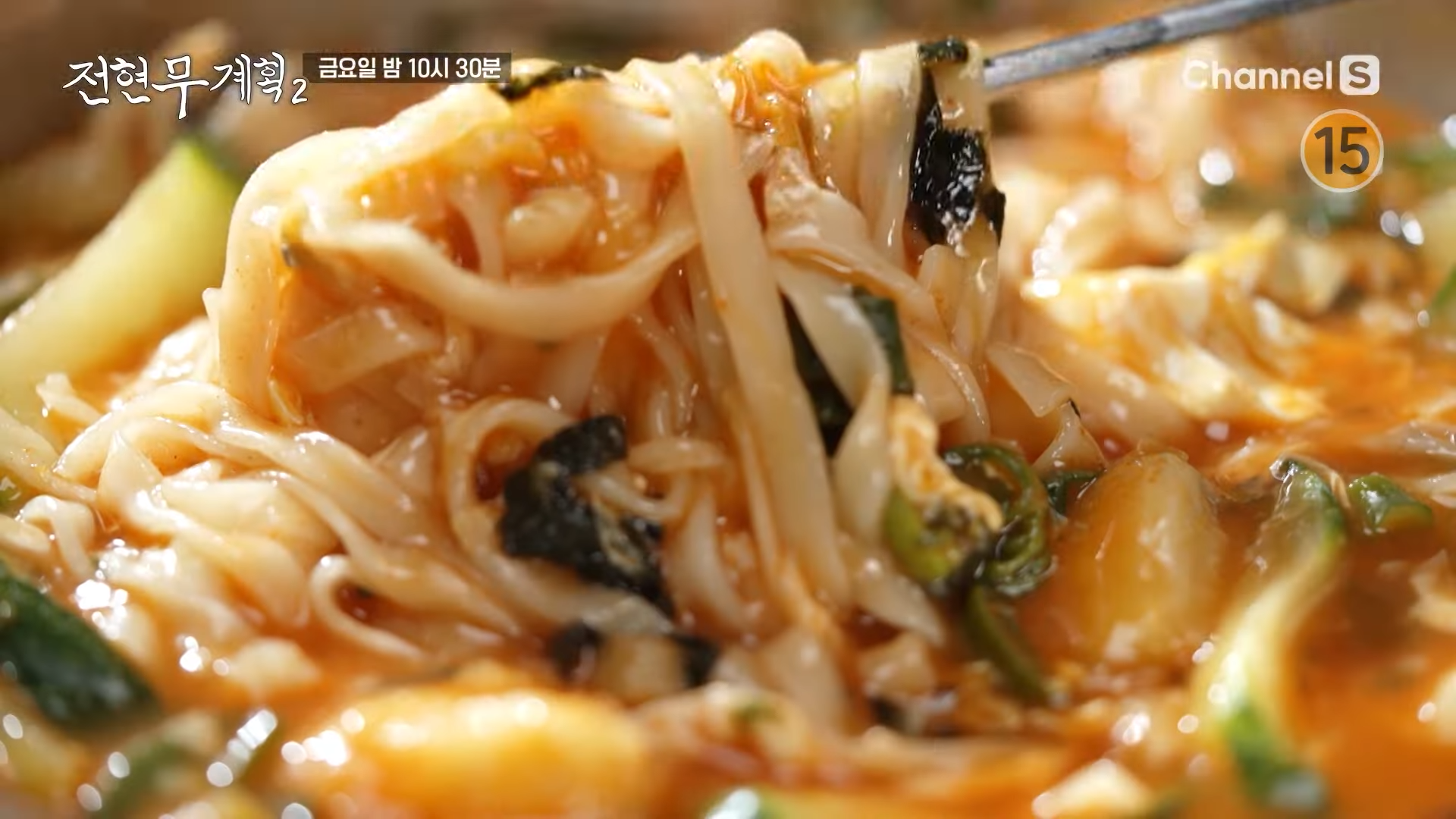 진한 국물과 탱글한 면발이 돋보이는 동해 장칼국수 원조 맛집의 칼국수