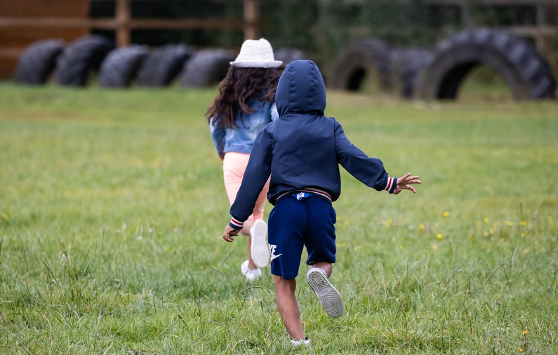 풀밭에서 뛰어 노는 아이들