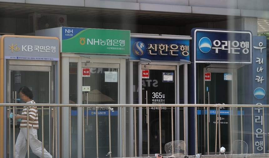 문턱 더 높아진다: 연말 '대출 절벽' 현실화 우려, 은행권 대출 조이기 심화