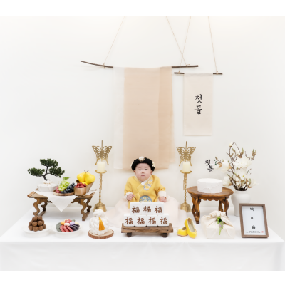 앉아-있는-여자아기-사진