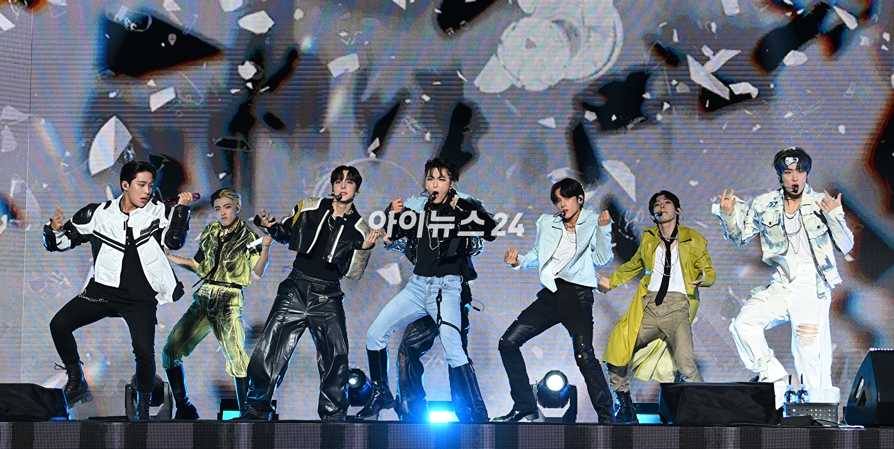 그룹 에이티즈가 28일 오후 서울 광진구 군자동 세종대학교 대양홀에서 열린 신보 '더 월드 에피소드 1 : 무브먼트(THE WORLD EP.1 : MOVEMENT)' 발매 기념 쇼케이스에서 포즈를 취하고 있다. [사진=김성진 기자]