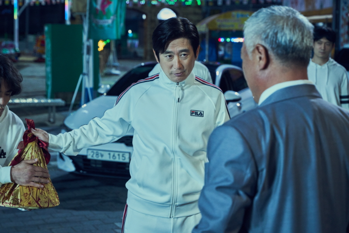 이경영에게무언가건네주는김원해