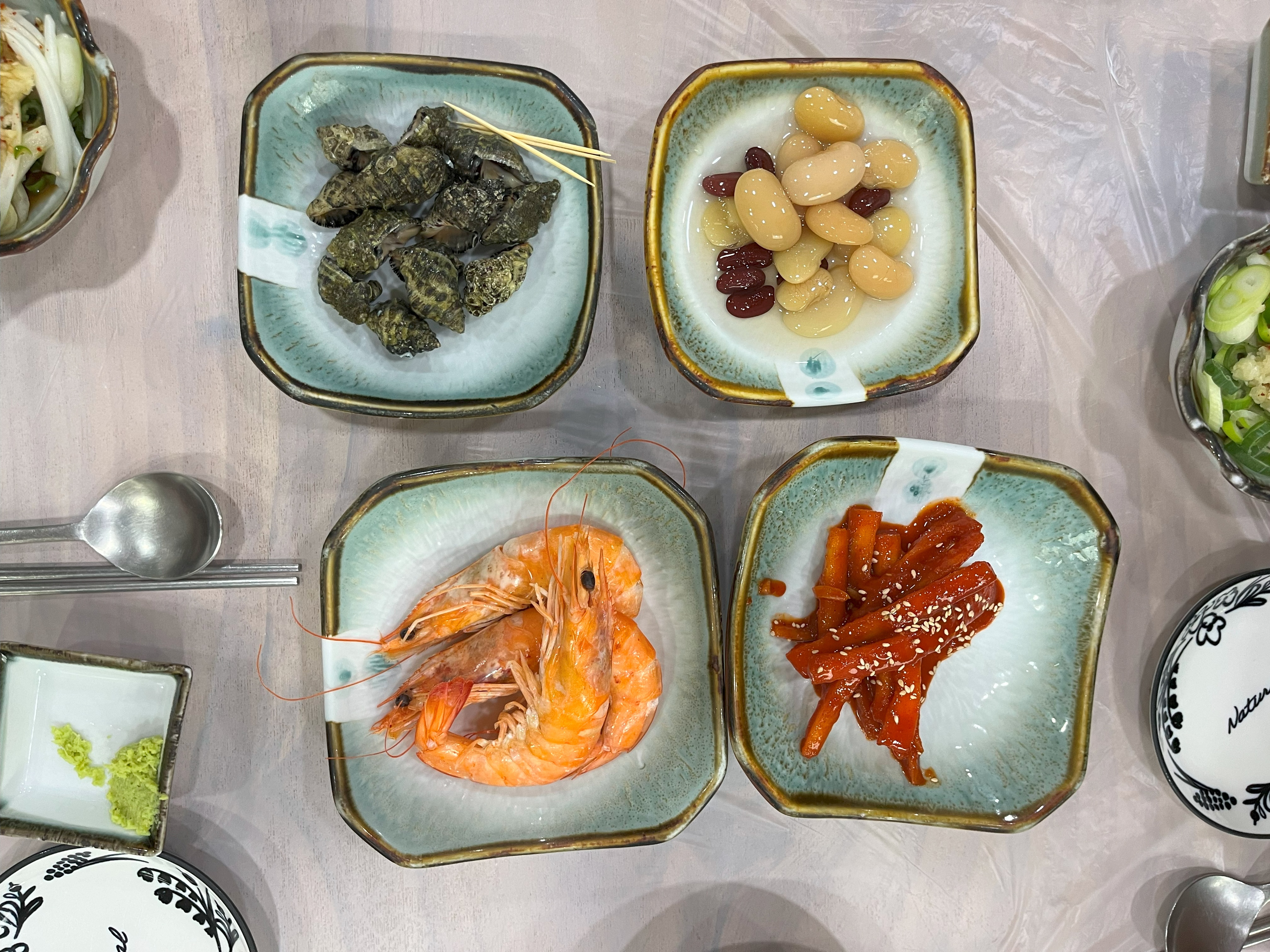 양지 선어에서 나오는 밑 반찬 작은 소라&amp;#44; 도라지 무침&amp;#44; 삶은 새우