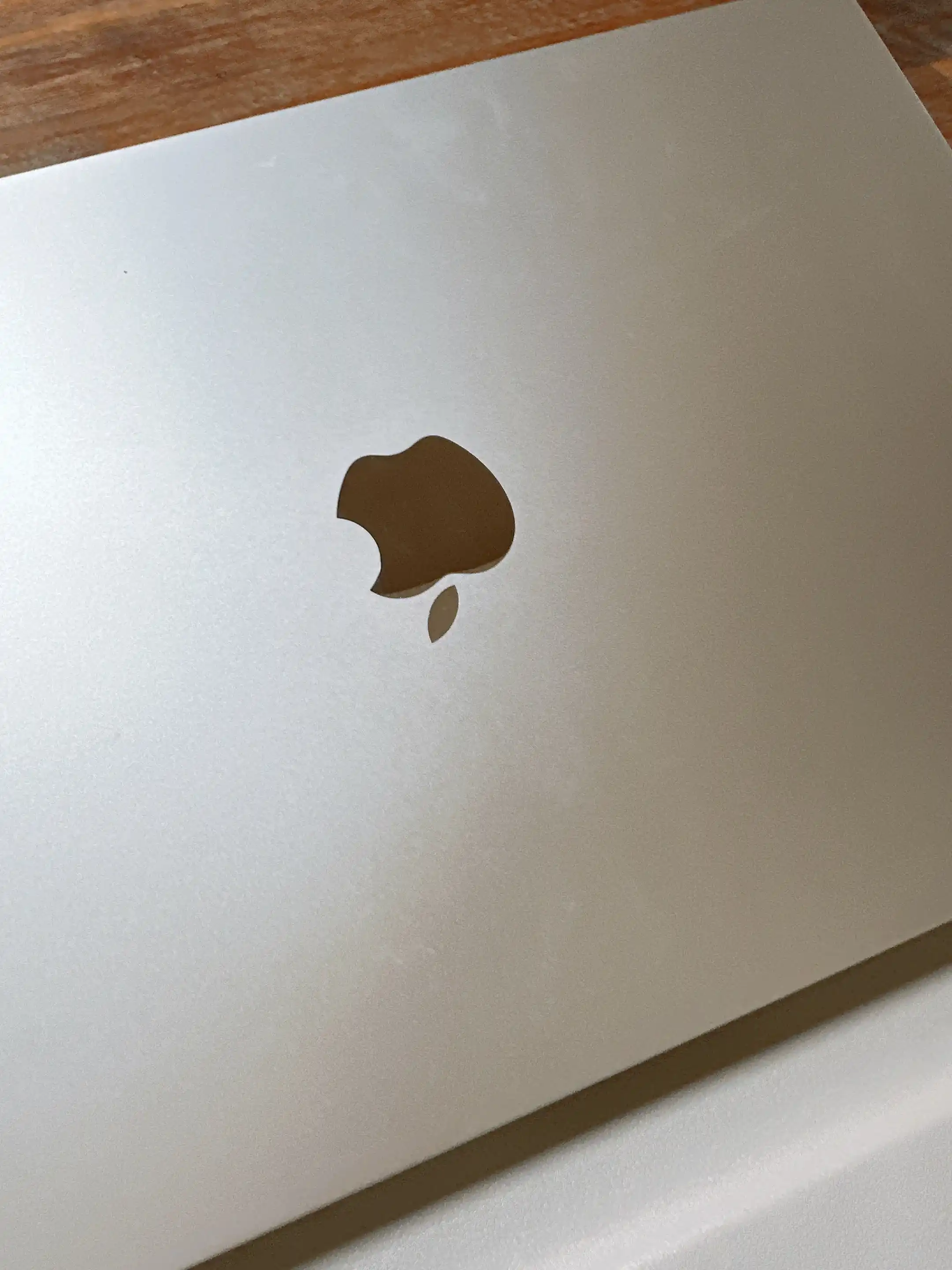 맥북에어 실버의 사과로고가 보인다